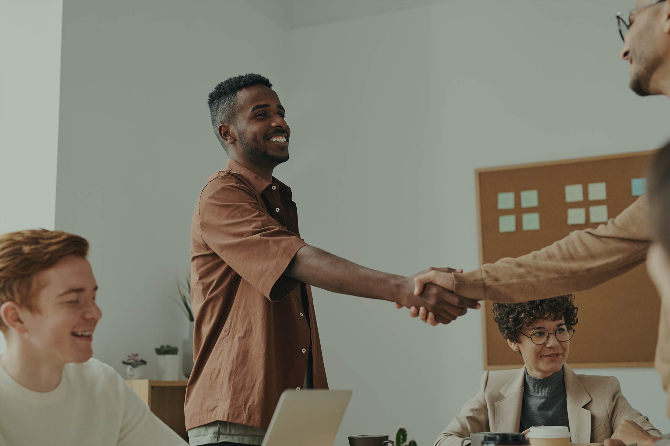Construyendo tu Camino Profesional: Errores a Evitar en tu Currículum y Estrategias Clave para Brillar en la Entrevista de Trabajo